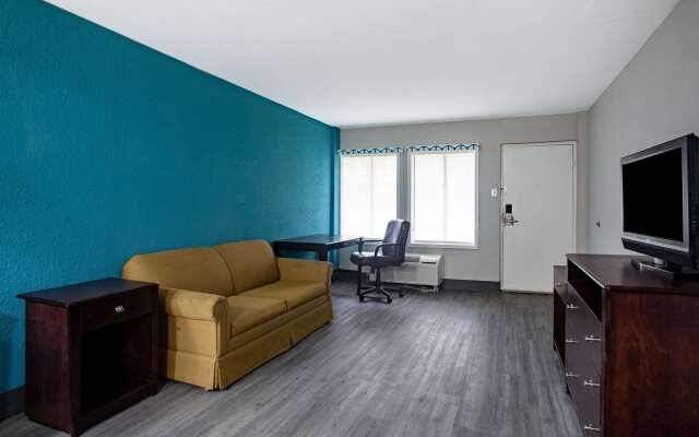 Days Inn by Wyndham Mobile I-65