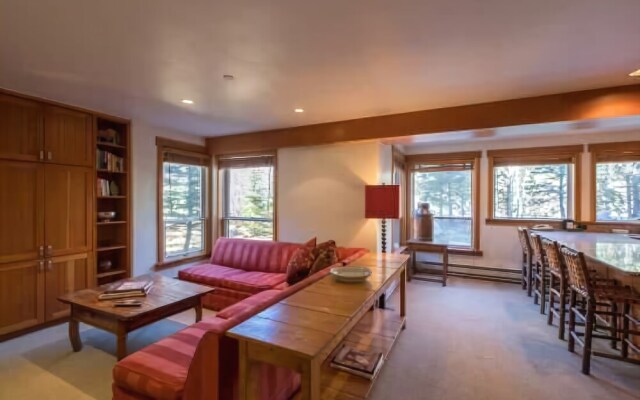 4-Bedroom 4-Bath ski-in/ski-out Condo in Vail