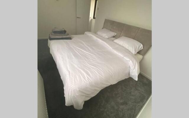 Newly Refurbished Beautiful Location 1 Bedroom Residential House sleeps 4