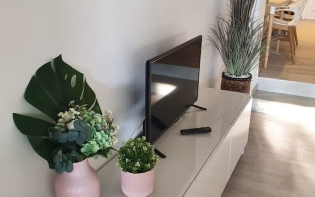 Modern Studio Apartment, Sea and Garden Views