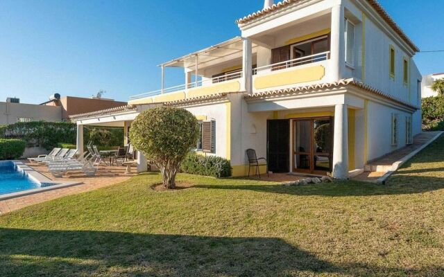 Cozy Villa in Albufeira With Swimming Pool