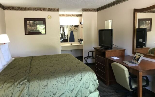 Clairmont Inn & Suites Warren