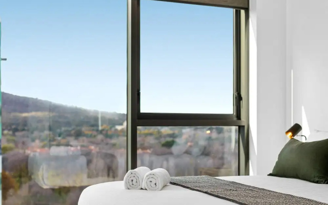 Central 2-bed With Gym, BBQ & Stunning Views – Guest Rooms – Canberra