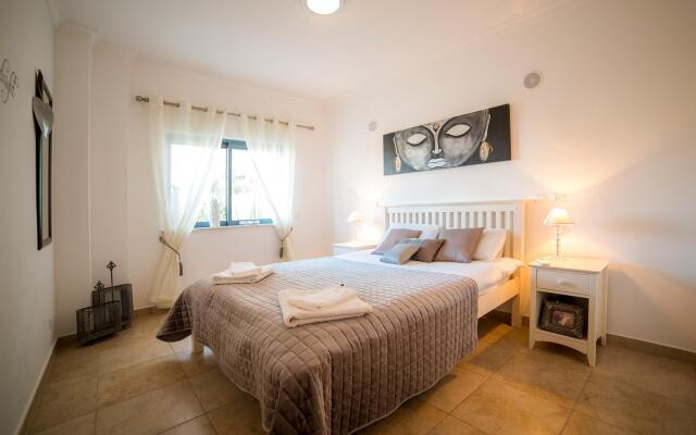 B05 - Lux & Pool Central Apartment