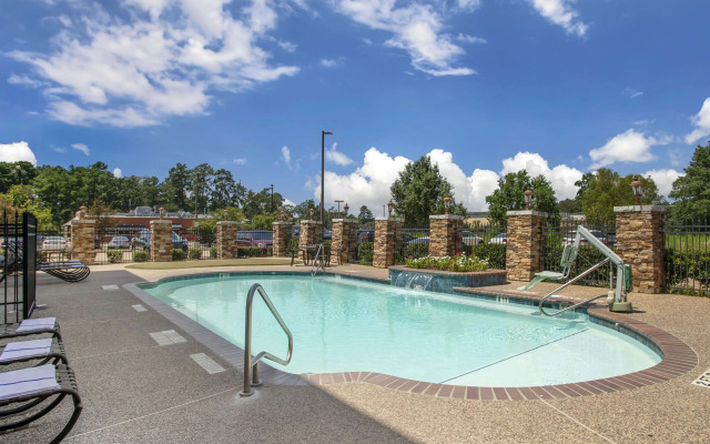 Best Western Plus Crown Colony Inn & Suites