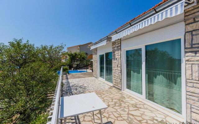 Villa Paladin - Spacious Villa with Pool near Garden Resort - 7 Min walk