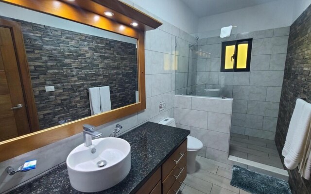 Bachelor s Heaven - Private and Spacious