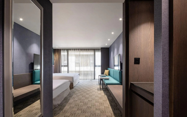 Lakeshore Hotel