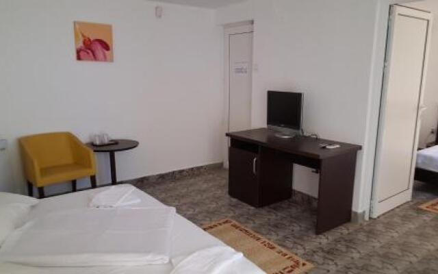 Paloma Holiday Mamaia