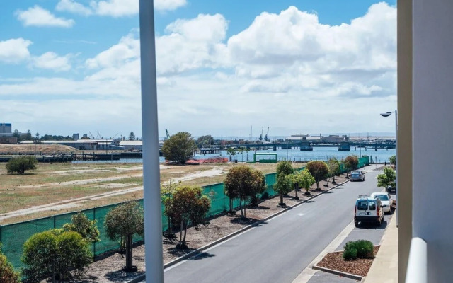 The Cove @ New Port-Pool - Spa - Sauna - Gym & More