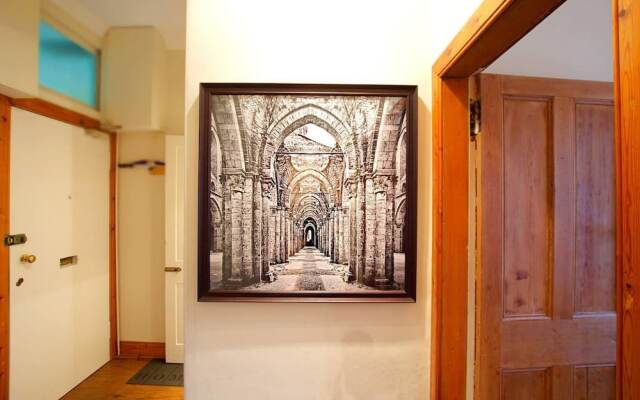 JOIVY Gorgeous Two Bedroom Apartment With Castle Views