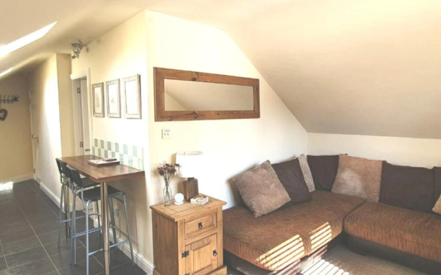 Cosy Village Apartment in Nottingham With Parking