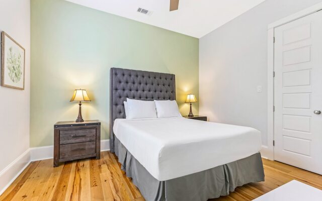 Chic 4 BR Condo - Large Pool - Perfect Location