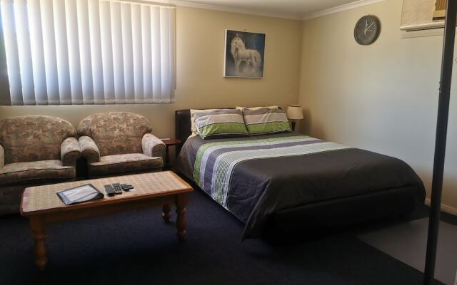 Chrissie's Dongara - Pet Friendly