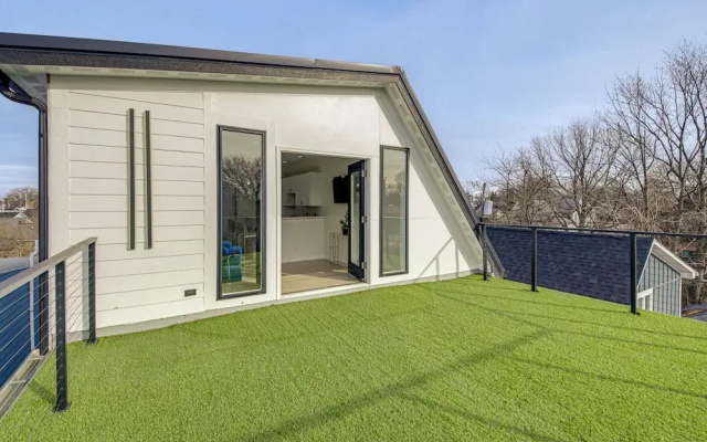 Home Theater + Rooftop Deck! Fountain Sq Stunner