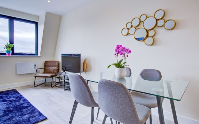 Charming 2-bed Apartment in Cheam, Sutton