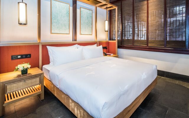 Yihe lake shore Hotspring