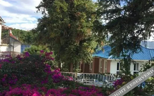 Sanyueshe Theme Inn