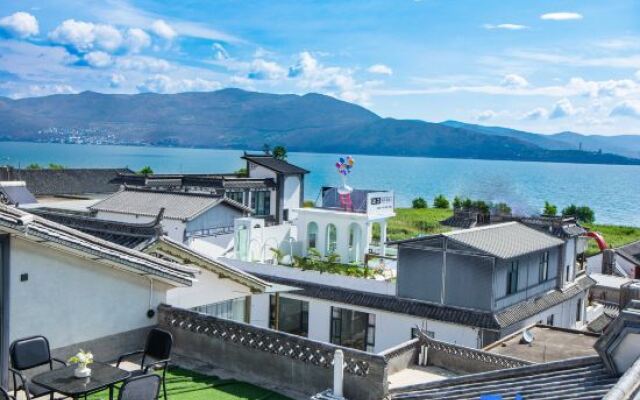 Can reside in a high-end villa (Longkan Wharf)