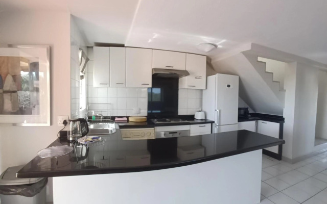 Mount Royal - 32 Large 1 bed with balcony upstairs