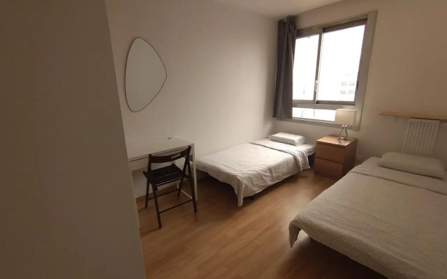 5 mn (450 m) walk Metro/La Defense/3BR/8Pers