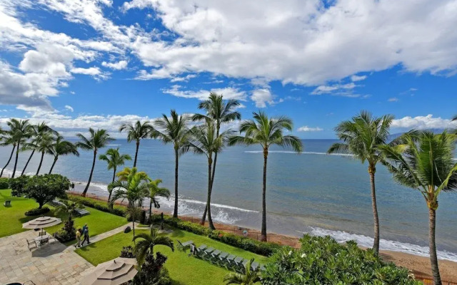 Lahaina Shores #425 Studio Bedroom Condo by RedAwning