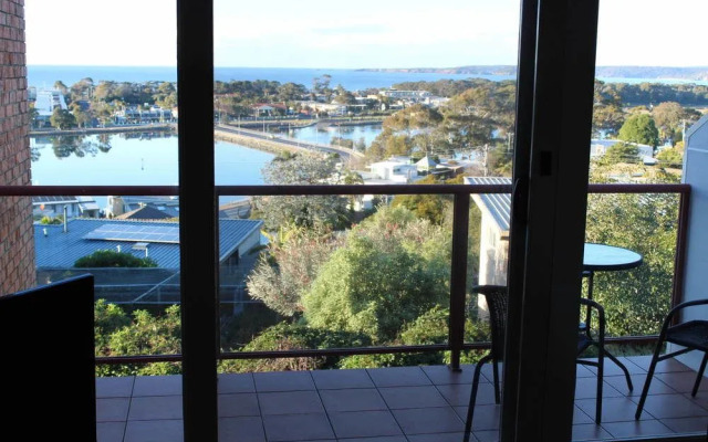 Pacific Heights Holiday Apartments & Munn's Tower House
