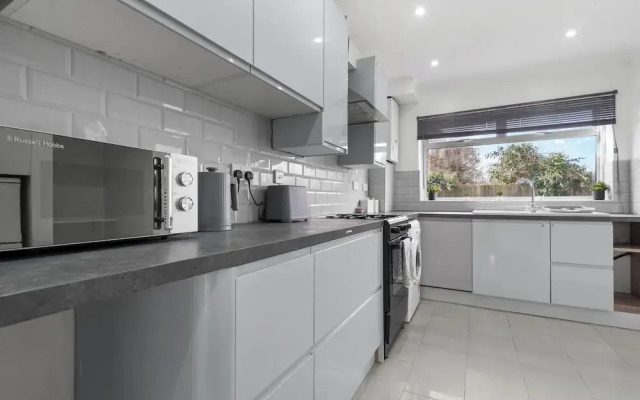 Staines House-3bed-sleeps7- Freep-close to Airport