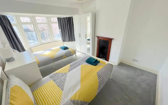 Spacious 4-bed House in Thornton Heath