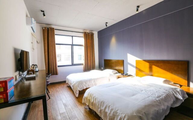 Comma Travel International Youth Hotel