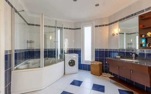 Charming Villa With Pool and Garden in Gebze