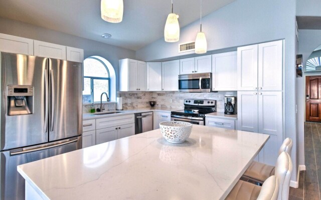 Private Patio, Gas Grill: Stylish Phoenix Home!