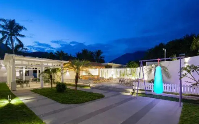 Wanning Moye Homestay (Riyuewan Surfing Store)