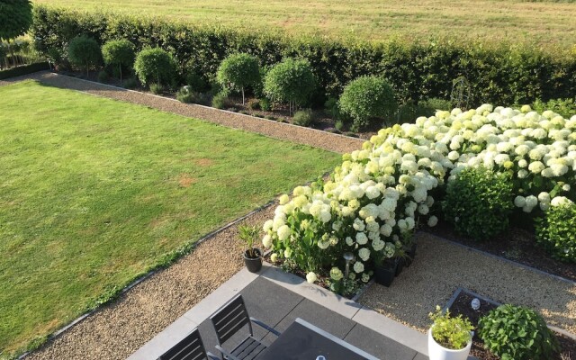 Luxurious Villa in Beauraing with Garden