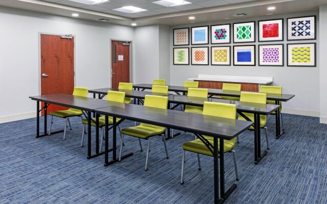 Holiday Inn Express & Suites West by IHG