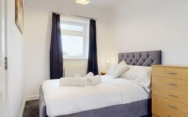 4 Bedroom Home - Sleeps 10 - Free Parking