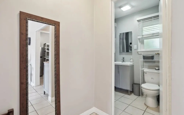 Hollywood Gem 1 Bedroom Apts by RedAwning