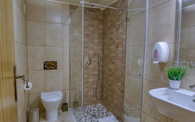 8-bed Villa in Vilamoura-sleeps-playground-pool