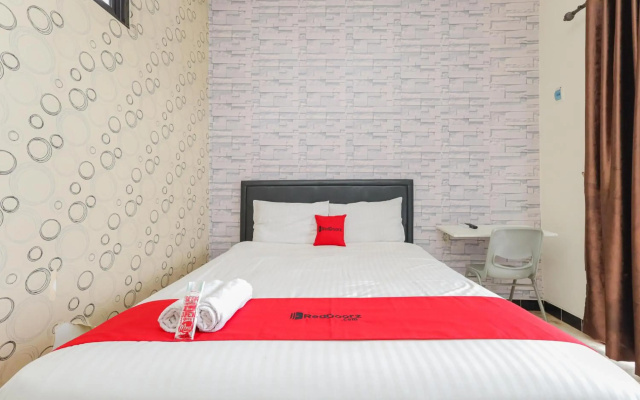 RedDoorz Syariah near Green Park Jatiwarna