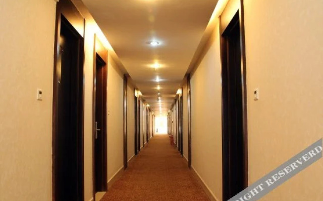 Maoming Zhanquan Hotel (People's Square High-speed Railway Station)