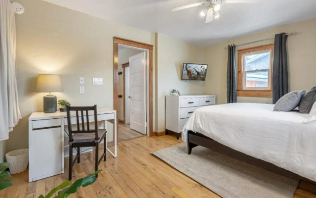 Triceratops Landing I Fire Place I Games I Netflix