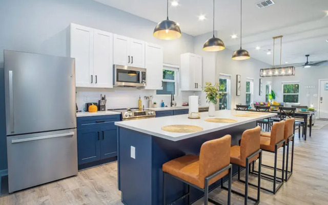 Experience Convenience w/ 4br/3ba Near Alamodome