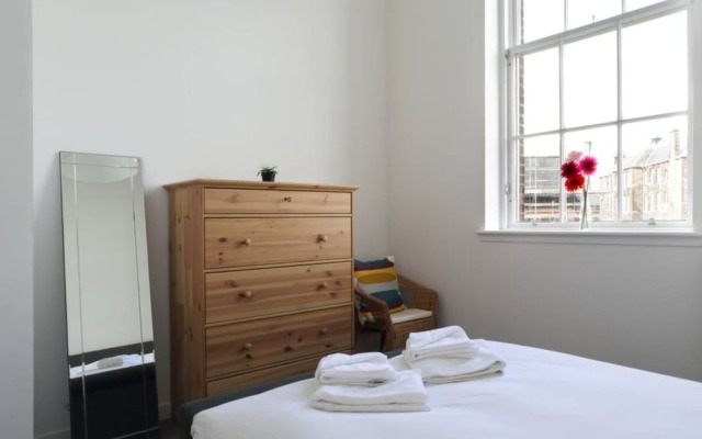 Spacious 2 Bedroom Loft In Converted School