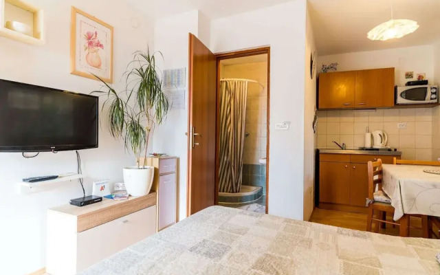 Studio Maro - Studio Apartment With Terrace