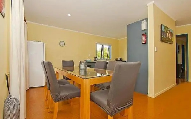 Castleview Getaway Matarangi - Matarangi Holiday Home