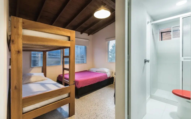 Living Hostal - Hostel