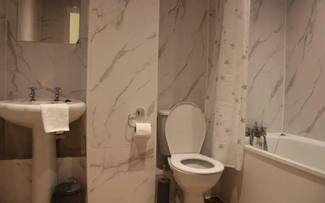 Impeccable Spacious 1-bed Apart in London Dagenham