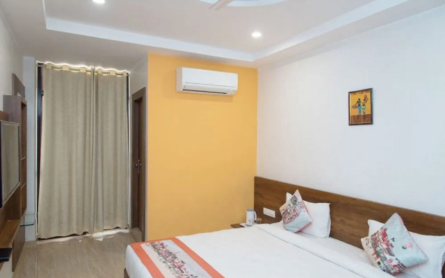 OYO 10893 Hotel Divine Inn