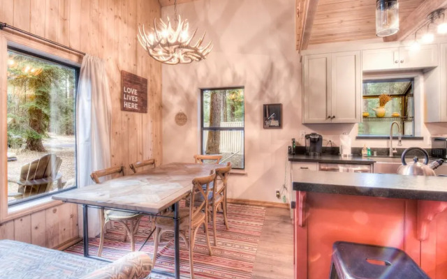 Relax at Rustic Tahoe Charm Minutes to Lake