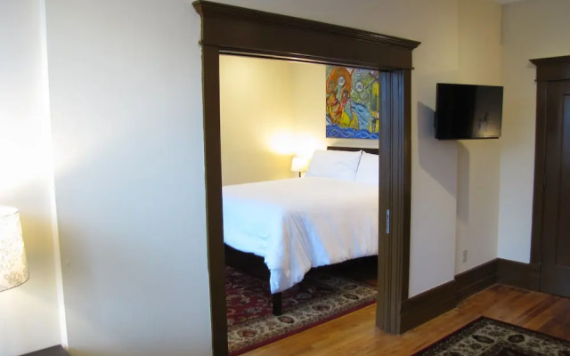 Tawsty Flower - Haines Suites